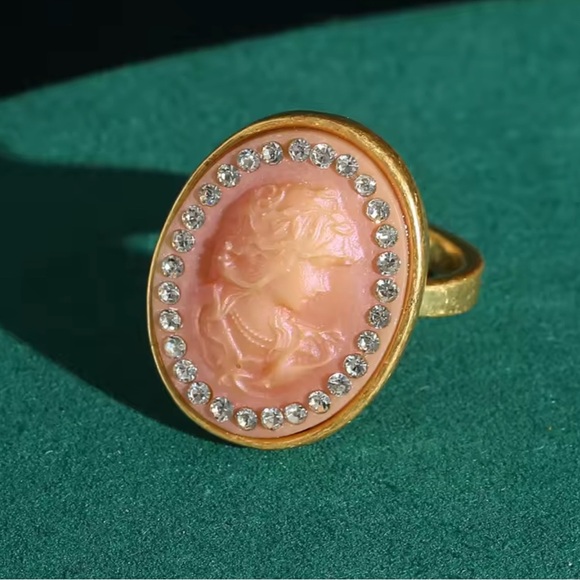 Vintage Aristocrat’s Cameo Antique Brass Masterpiece Ring - Picture 2 of 9